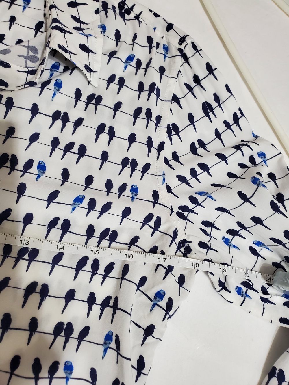 June & Delancy Bird Print Blouse S Blue White Rayon Button Front Tab Sleeve - Picture 4 of 6